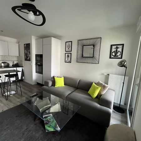 Appartement Avec Son Jardin D'Hiver พัวส์ซี ภายนอก รูปภาพ