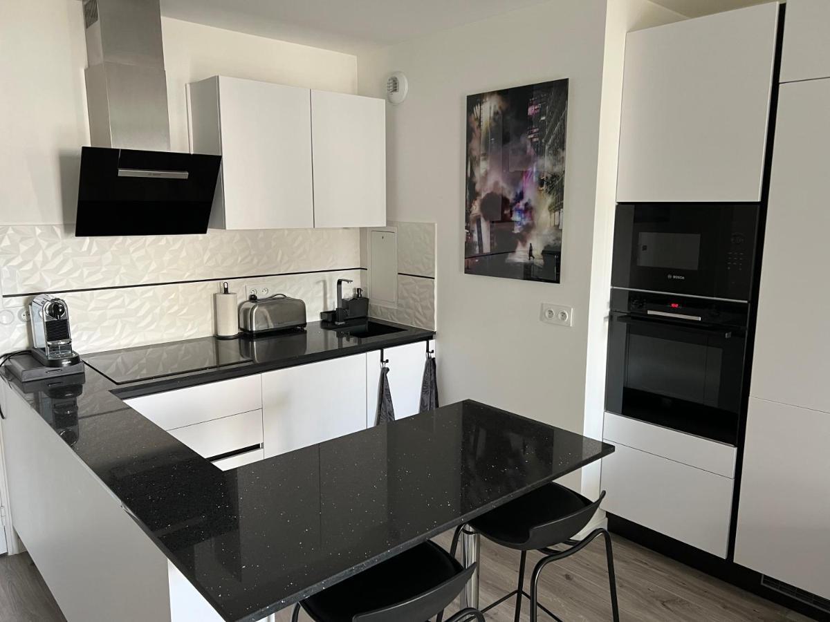 Appartement Avec Son Jardin D'Hiver พัวส์ซี ภายนอก รูปภาพ