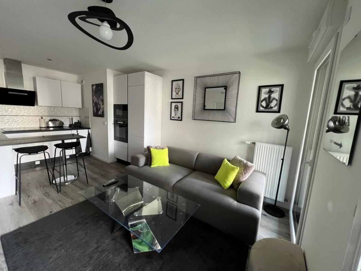 Appartement Avec Son Jardin D'Hiver พัวส์ซี ภายนอก รูปภาพ